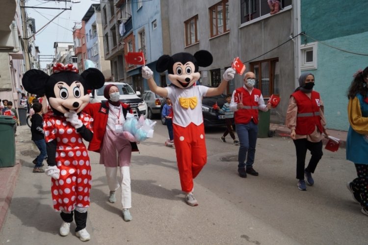 Gen&ccedil; Kızılay Bursa'dan &ccedil;ocuklara s&uuml;rpriz