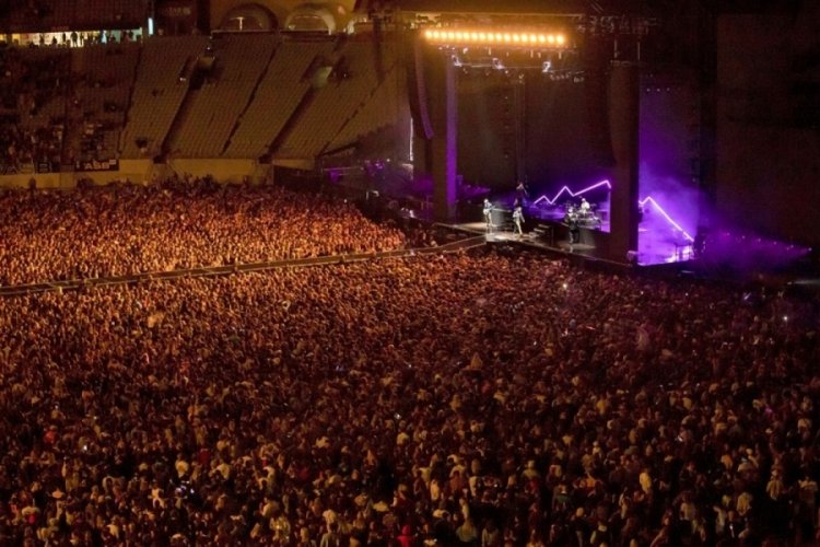 Yeni Zelanda'da 50 bin kişilik maskesiz konser