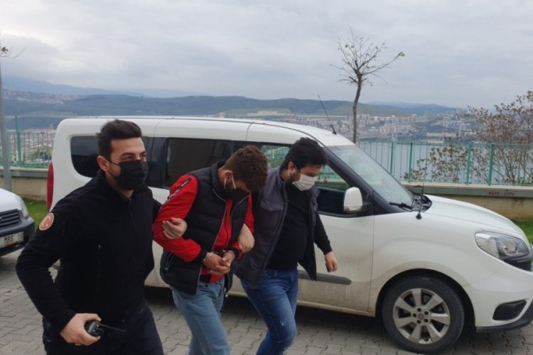 Bursa'da 15 aracı camlarını kırarak soyan zanlı yakalandı
