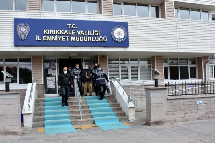 Eşini &ouml;ld&uuml;r&uuml;p evi ve aracını ateşe veren zanlı adliyede