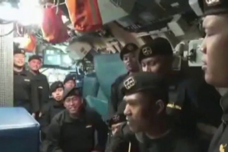 Endonezya'da batan denizaltıdaki mürettebat "Elveda" şarkısını söylemiş!