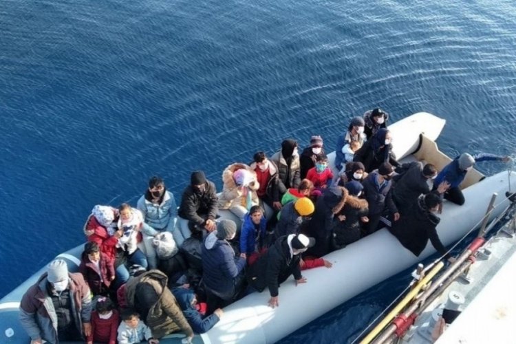 Yunan unsurları tarafından itilen 137 düzensiz göçmen kurtarıldı