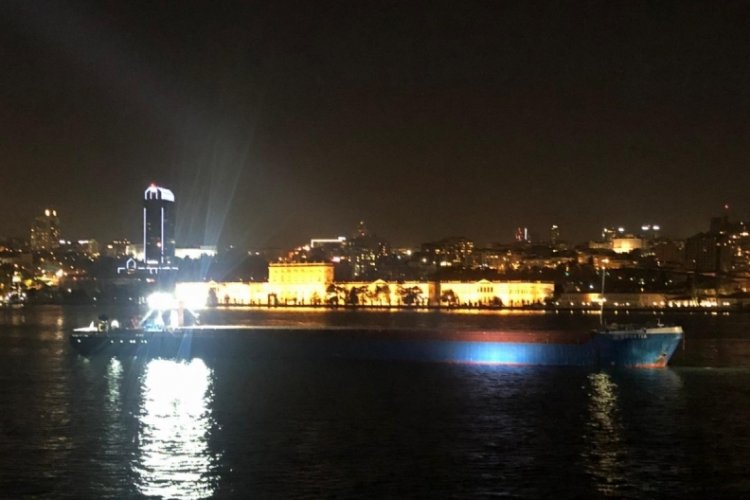 İstanbul Boğazı'nda y&uuml;k gemisi arıza yaptı