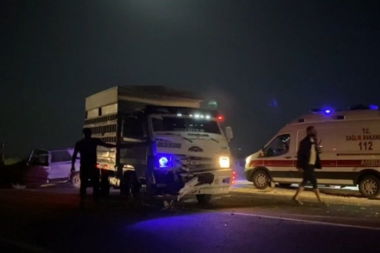 Kamyonet ile otomobil &ccedil;arpıştı