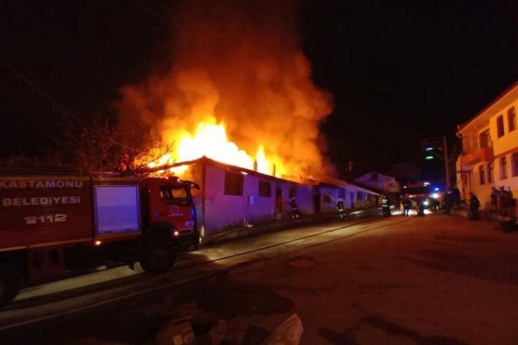 Kastamonu'da çıkan yangında 4 ev kül oldu 2 ev kullanılamaz hale geldi