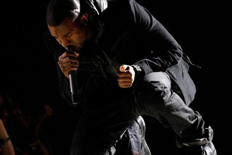 Kanye West'in ayakkabıları 1,8 milyon dolara satıldı