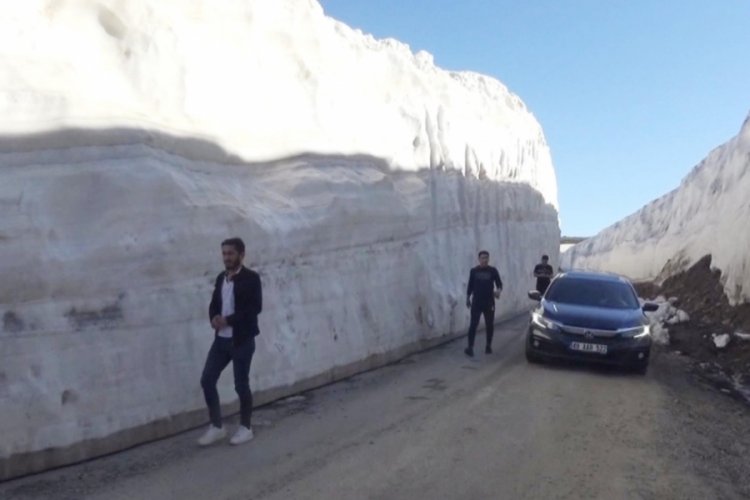 Kurtik Dağı'nda nisan sonu kar kalınlığı 6 metre