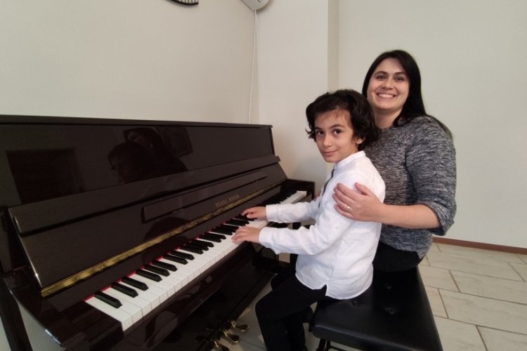 Bursa'da 4 yaşında piyano çalmayı öğrendi, 7 yaşında süper ödülü aldı