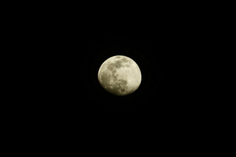 "Süper Pembe Ay" gökyüzünde görsel şölen oluşturdu