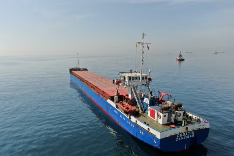 İstanbul Boğazı'nda arızalanan demir-&ccedil;elik y&uuml;kl&uuml; gemi Ahırkapı'ya &ccedil;ekildi