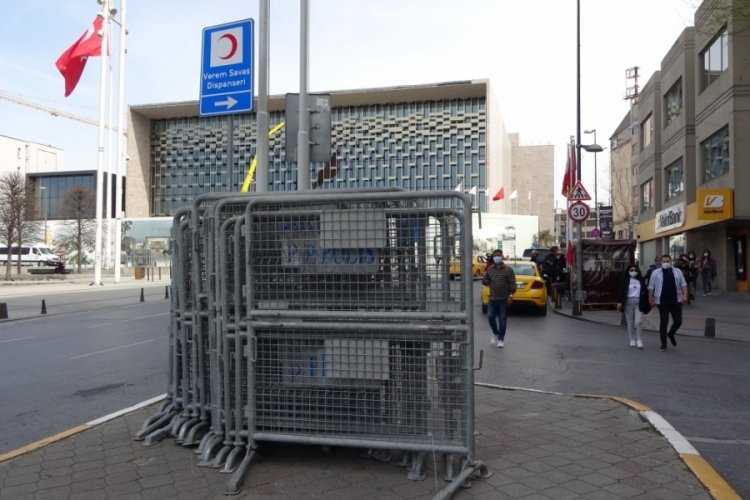 Taksim'de 1 Mayıs tedbirleri: Polis barikatları getirildi