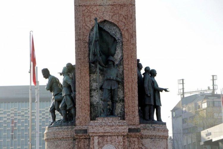 Taksim Cumhuriyet Anıtı'nda iki yıldır fark edilmeyen ayrıntı