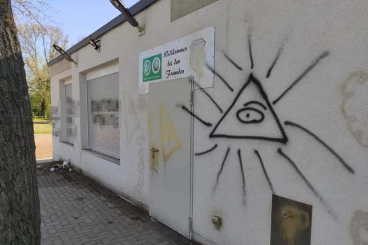 Almanya'da T&uuml;rk spor kul&uuml;b&uuml;ne islamofobik saldırı