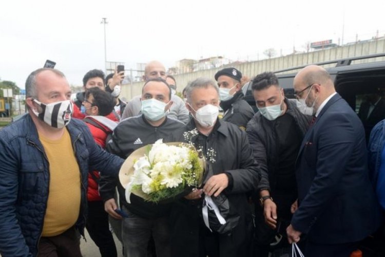 Ahmet Nur Çebi'yi Beşiktaş taraftarı çiçekle karşıladı