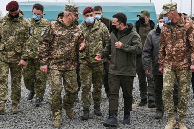 Zelenskiy cephe hattını ziyaret etti