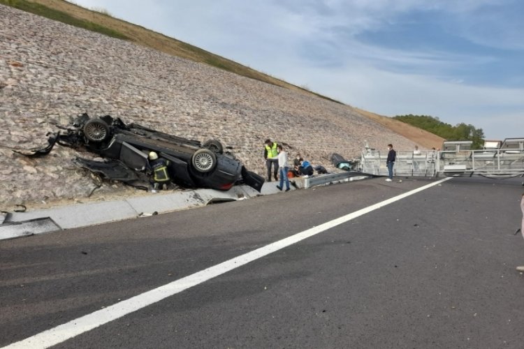 Konsolosluğa ait otomobil devrildi: 4 &ouml;l&uuml;