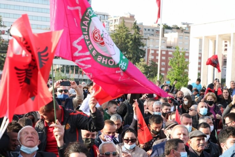 Arnavutluk'ta seçimin galibi Sosyalist Parti
