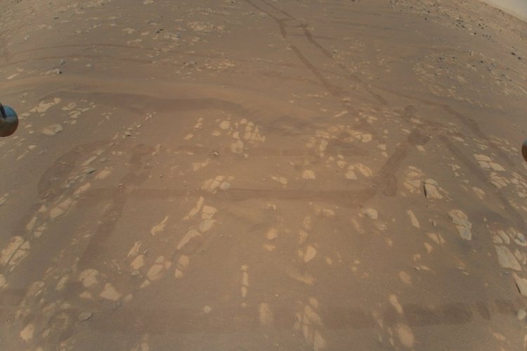NASA'nın Mars'a indirdiği helikopter ilk fotoğrafını g&ouml;nderdi