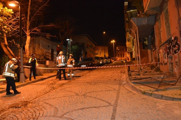 Metruk binadan d&uuml;şen molozlar paniğe neden oldu