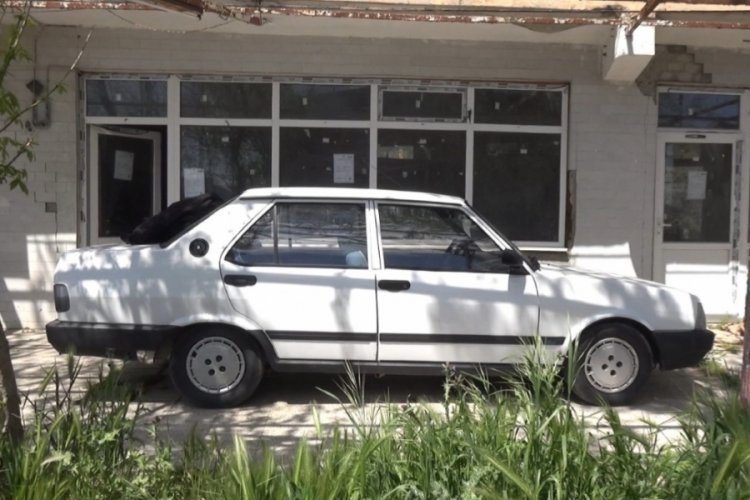 Yıkıma otomobiliyle engel olmaya &ccedil;alıştı
