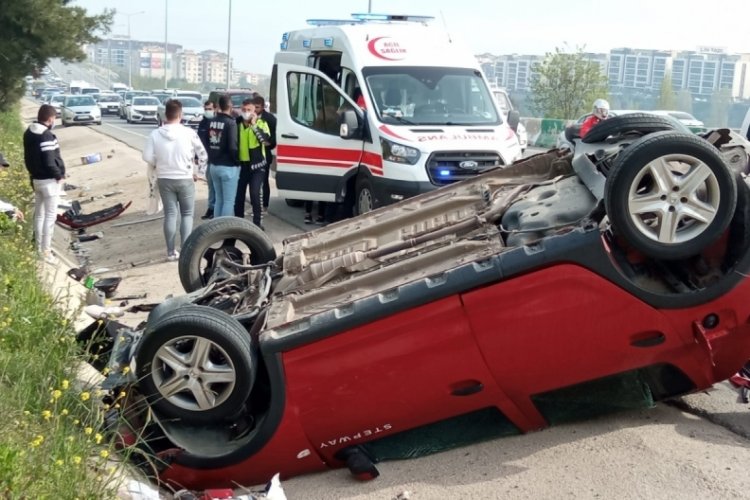 Bursa'da zincirleme kazada takla atan araçta ölümden döndüler