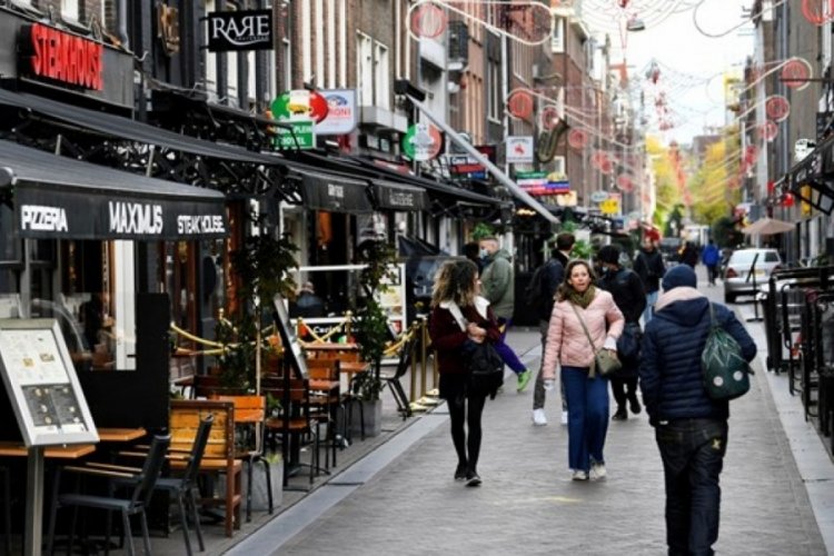 Hollanda 3 ay sonra sokağa &ccedil;ıkma yasağını kaldırdı