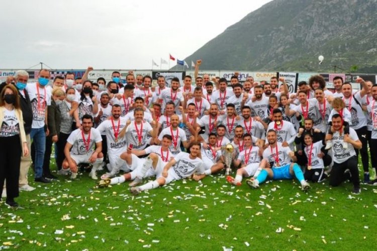 Namağlup şampiyon Manisa Futbol Kul&uuml;b&uuml;, kupasına evinde kavuştu