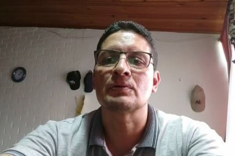 Online ders sonrası kamerasını a&ccedil;ık unutan &ouml;ğretmen eşiyle &ouml;zel anlarını &ouml;ğrencilere izletti