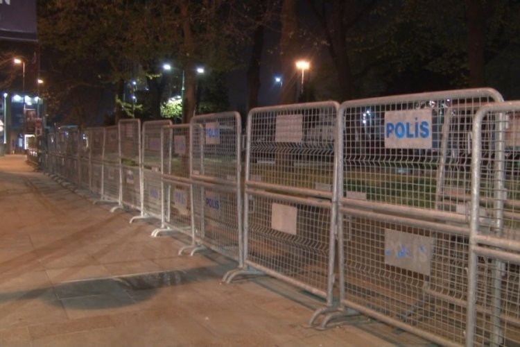Gezi Parkı, 1 Mayıs öncesi polis barikatlarıyla kapatıldı