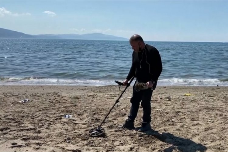 Bursa'da dedektörle sahilde altın arıyor