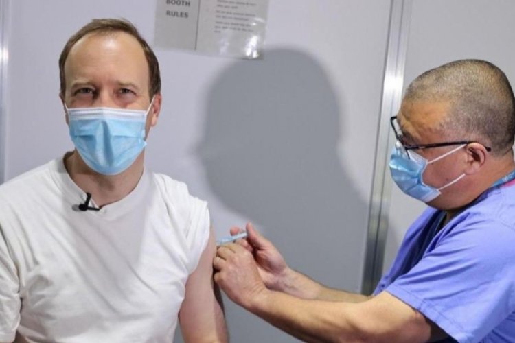 İngiltere Sağlık Bakanı Matt Hancock koronavir&uuml;s aşısı oldu
