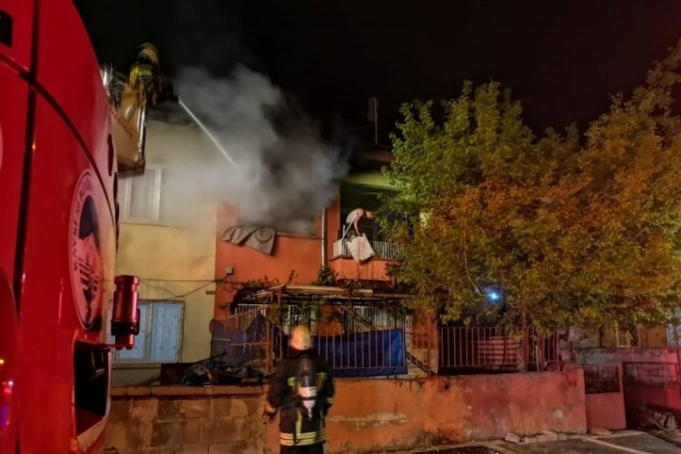 Evini yaktı, cam par&ccedil;alarıyla kendine zarar verdi!
