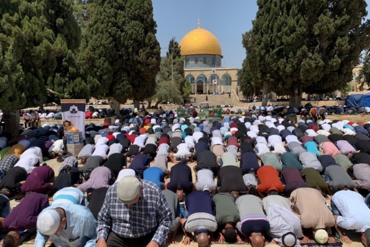 Mescid-i Aksa'da Ramazanın üçüncü cumasına 60 bin kişi katıldı