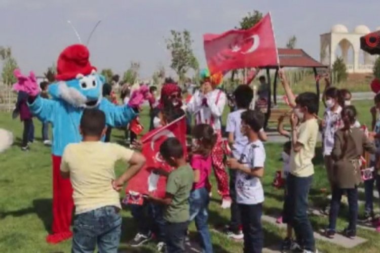 Türk askeri çocukları mutlu etmeye devam ediyor