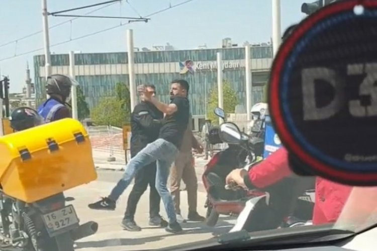 Bursa'da kısıtlamada motosikletli kuryelerin kavgası kamerada