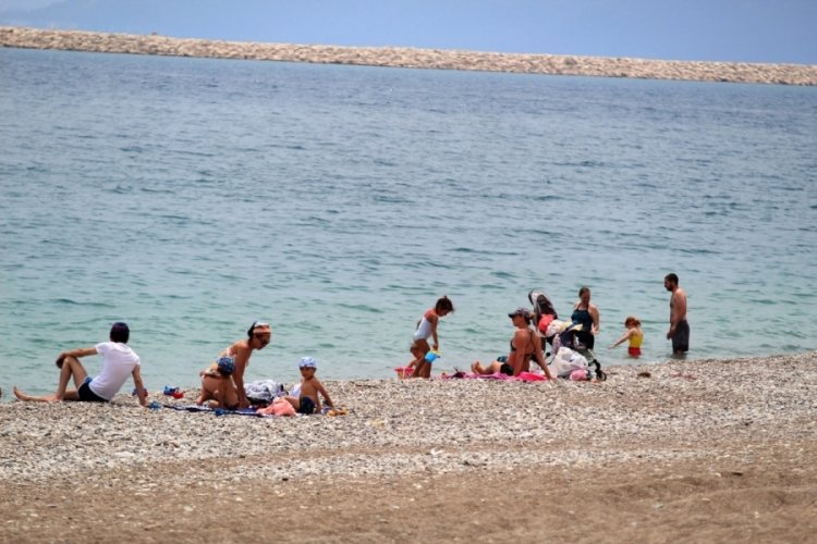 Antalya'da sahilde turist yoğunluğu