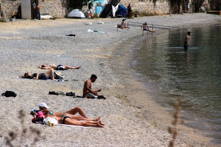 Bodrum'da yerli ve yabancı turistler sahillere akın etti