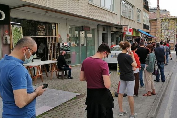 İstanbul'da n&ouml;bet&ccedil;i eczanelerde metrelerce kuyruk oluştu