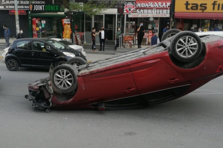 Boş yolda park halindeki otomobile &ccedil;arpıp takla attı