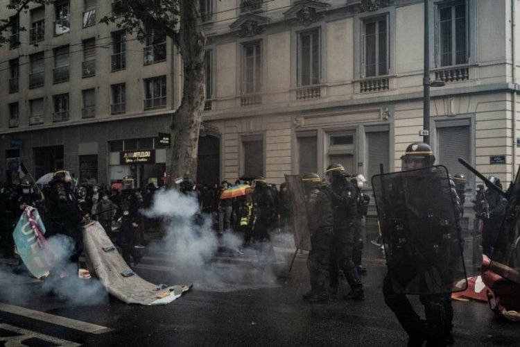 Paris'te olaylı 1 Mayıs gösterilerinde gözaltı sayısı 34 oldu