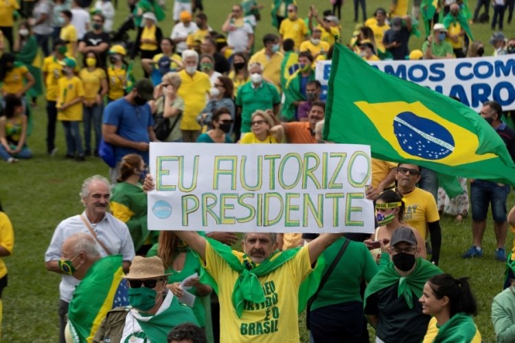 Salgın rekoru kırılan Brezilya'da halk sokaklara döküldü