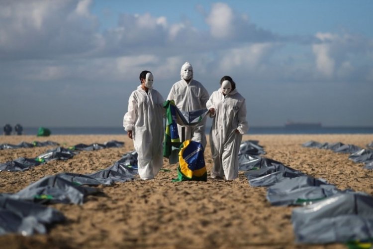 Brezilya'da dünyanın en ünlü plajlarından biri ceset torbalarıyla doldu