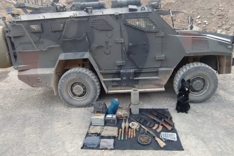 Hakkari'de, ter&ouml;ristlere ait, m&uuml;himmat ve patlayıcı ele ge&ccedil;irildi