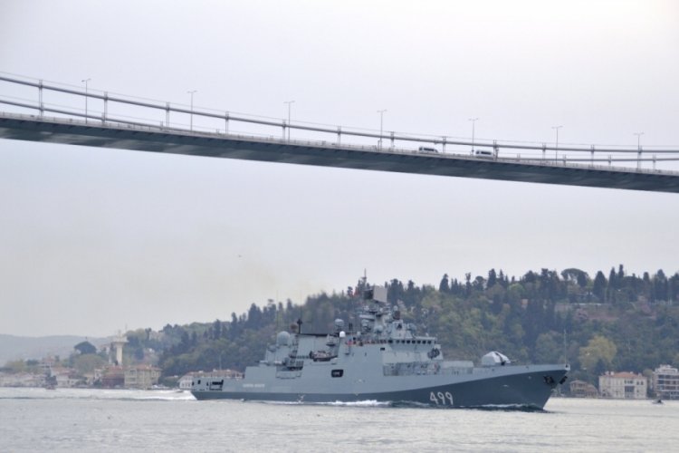 Rus Donanmasına ait "Admiral Makarov" gemisi boğazdan geçti