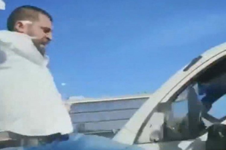 Yol verme kavgasında yangın s&ouml;nd&uuml;rme t&uuml;p&uuml;yle saldırdı