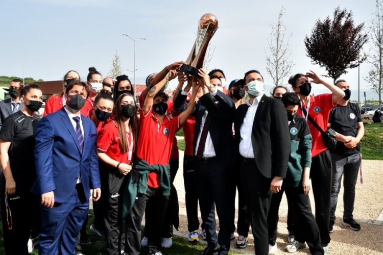 Bursa'da şampiyon periler, kupayı Başkan Aktaş'ın tedavi gördüğü hastaneye götürdü