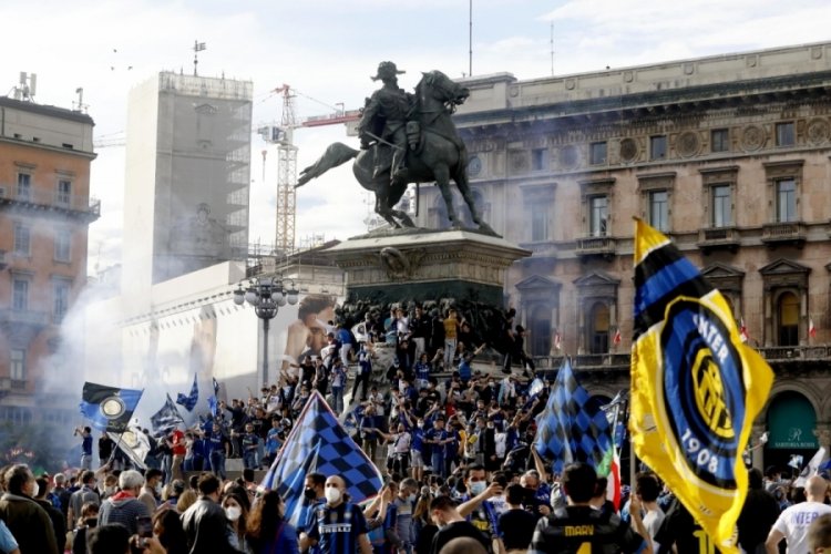 İtalya'da Inter taraftarları sokaklara döküldü