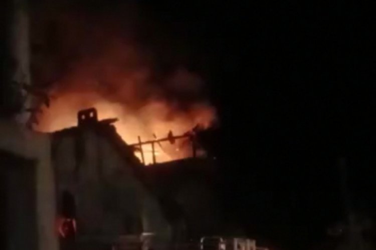 Bursa İnegöl'de 2 katlı binanın çatısı yandı