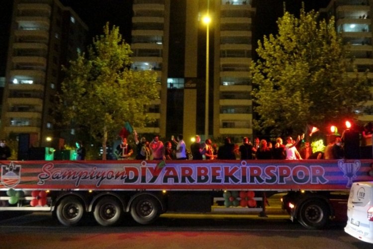 Diyarbekirspor, şampiyonluğu şehir turu ile kutladı