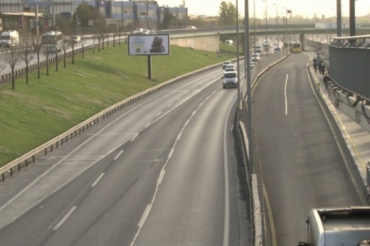 İstanbul'da haftanın ilk g&uuml;n&uuml;nde yollar boş kaldı